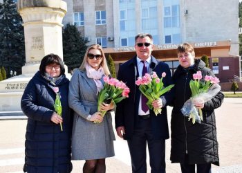 Femeile din Orhei au primit felicitări : echipa de bărbați a administrației publice locale a împărțit lalele pe străzile orașului | VIDEO