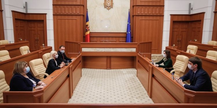 Reprezentanții partidelor parlamentare sunt chemați la discuții. Declarațiile după consultările cu Maia Sandu | VIDEO