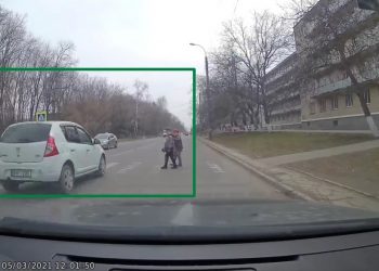 Doi copii au fost la un pas de a fi loviți de un automobil pe trecerea de pietoni | VIDEO