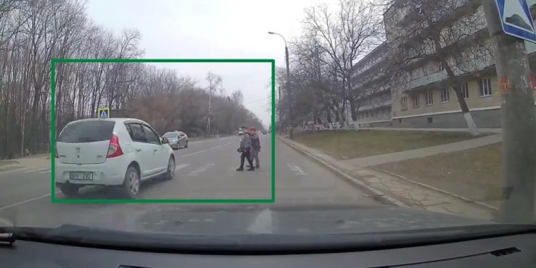 Doi copii au fost la un pas de a fi loviți de un automobil pe trecerea de pietoni | VIDEO