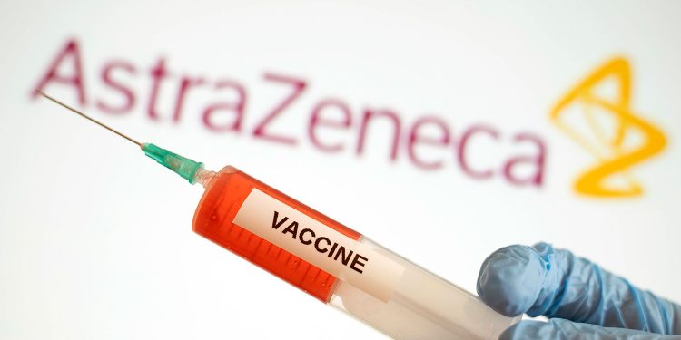 В ВОЗ рассказали о пользе и вреде вакцины AstraZeneca