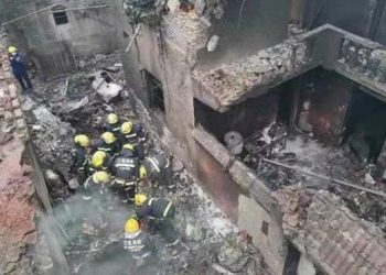 В Китае самолет упал на жилые дома, есть жертвы