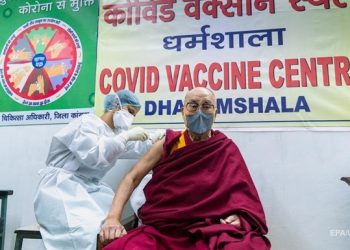 Далай-лама вакцинировался препаратом Covishield