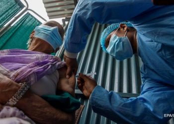 В мире сделали почти 300 млн прививок от COVID-19