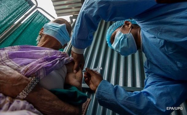 В мире сделали почти 300 млн прививок от COVID-19