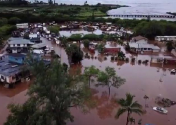 На Гавайях наводнение разрушило дома и мосты