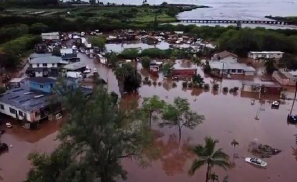 На Гавайях наводнение разрушило дома и мосты