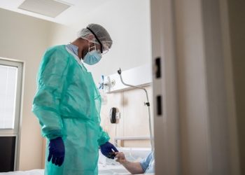 Вакцина AstraZeneca впервые вызвала смерть от анафилактического шока