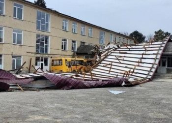 Vântul puternic a smuls acoperișul școlii din localitatea Hârtop, Cimișlia
