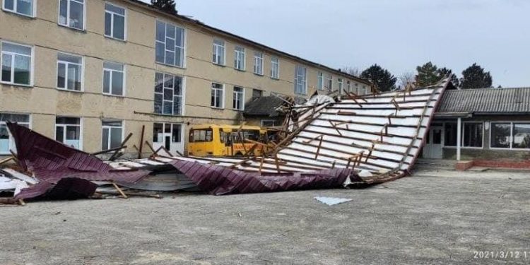 Vântul puternic a smuls acoperișul școlii din localitatea Hârtop, Cimișlia