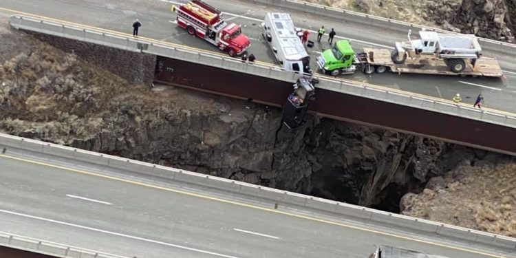 В США пикап вылетел с моста и завис над пропастью