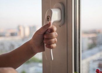 Tragedie la Chișinău: Micuțul, care a căzut de la etajul nouă, se afla acasă împreună cu mama | VIDEO