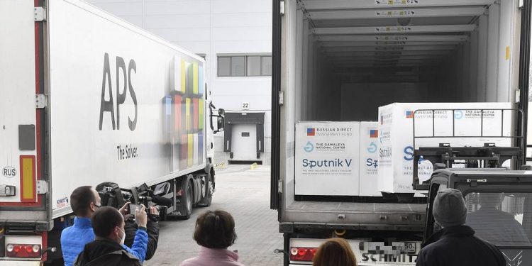 Еврокомиссия заявила, что страны ЕС имеют право покупать «Спутник V»