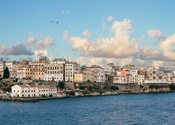 Греция объявила о полном открытии границ для всех туристов