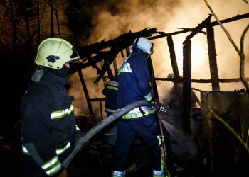 В Бельцах произошел пожар. Сотрудники ГИЧС эвакуировали газовый баллон | VIDEO