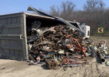 Un camion care transporta fier vechi s-a răsturnat la Ungheni. Nu ar fi încăput în cotitură | FOTO