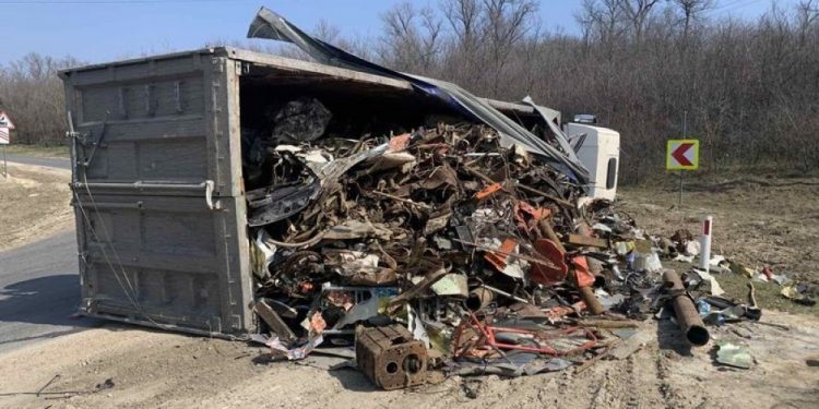Un camion care transporta fier vechi s-a răsturnat la Ungheni. Nu ar fi încăput în cotitură | FOTO