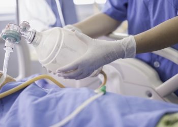 Adevărate drame la spitalele cu profil COVID din capitală: Unii vin la morgă să-și ia rudele moarte, alții le aduc de mâncare la spitale | VIDEO