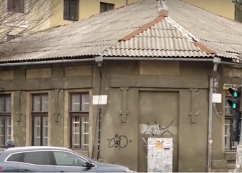 O clădire gri și singuratică: un monument arhitectural de importanță locală din capitală riscă să se prăbușească | VIDEO