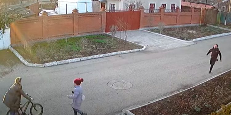 Caz cutremurător într-o familie din stânga Nistrului: Un necunoscut a încercat să răpească doi copii, în plină zi | VIDEO