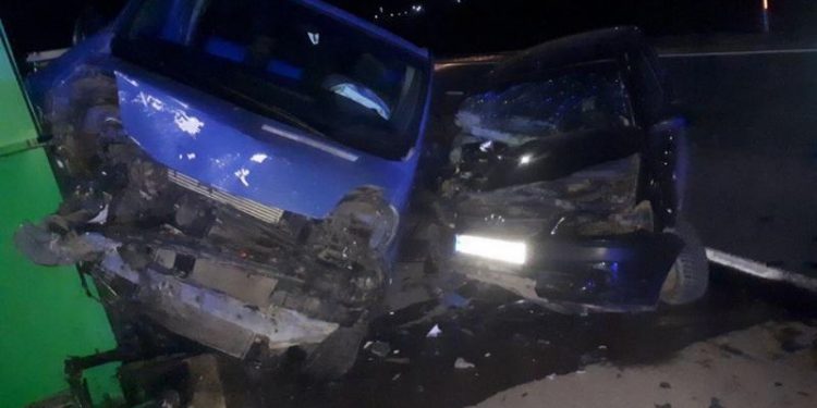 Accident la Hîncești: Două automobile s-au tamponat la intrarea într-o stație PECO