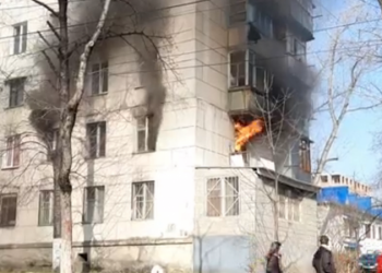 Arde un apartament din capitală: Fum dens, de pe mai multe ferestre | VIDEO