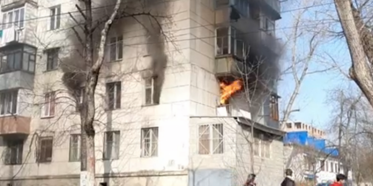 Arde un apartament din capitală: Fum dens, de pe mai multe ferestre | VIDEO