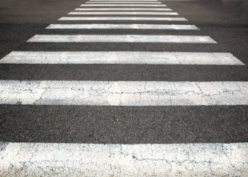 Un individ lovește un pieton și nici măcar nu se oprește după impact | VIDEO