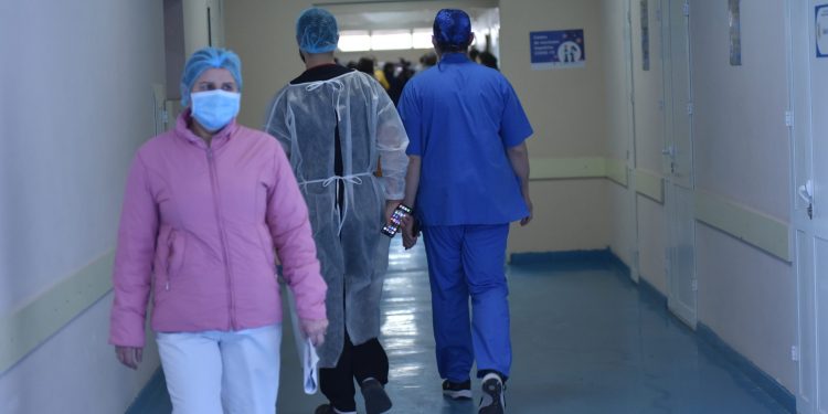 В 2020 году в мире 20% медсестер уволились из-за пандемии коронавируса