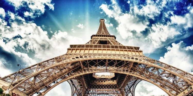 Франции предсказали инфернальный месяц