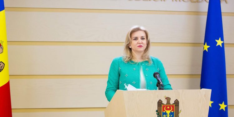 Ruxanda Glavan: Cerem imunizarea de urgență a angajaților din educație