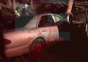 Un vitezoman a ajuns cu Mercedes-ul într-un copac, la Sîngerei. Sunt victime