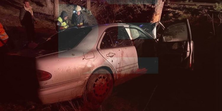 Un vitezoman a ajuns cu Mercedes-ul într-un copac, la Sîngerei. Sunt victime