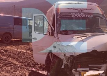 Două microbuze s-au ciocnit, la Hîncești. Patru persoane, dintre care doi copii, au ajuns la spital | FOTO