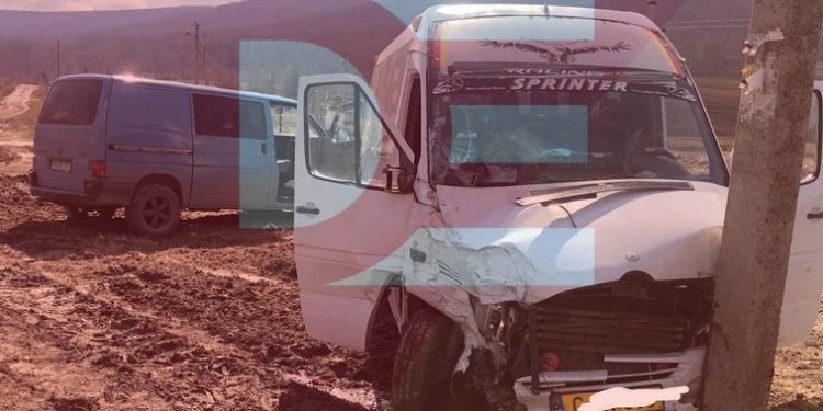 Două microbuze s-au ciocnit, la Hîncești. Patru persoane, dintre care doi copii, au ajuns la spital | FOTO