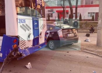 Un taximetru s-a bușit în troleibuzul de pe ruta nr.37. Două persoane au fost rănite | FOTO