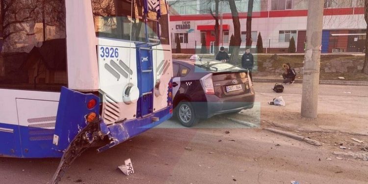 Un taximetru s-a bușit în troleibuzul de pe ruta nr.37. Două persoane au fost rănite | FOTO