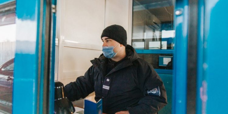 75 de teste COVID-19 cu semne de falsificare, depistate de vameși. Ce pedeapsă riscă persoanele documentate