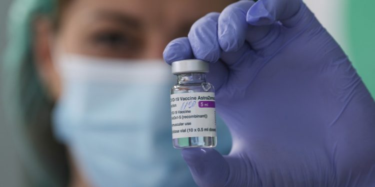 Vaccinul AstraZeneca a fost redenumit. Acum este Vaxzevria