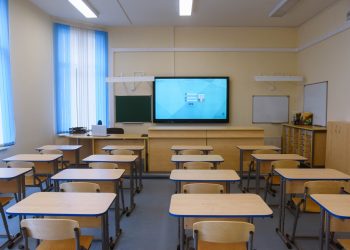 Подросток повздорил с учителем и решил его зарезать