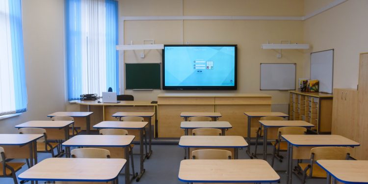 Подросток повздорил с учителем и решил его зарезать