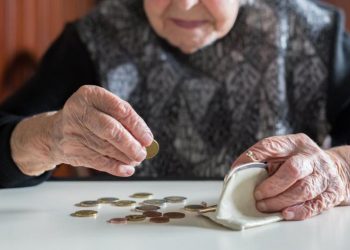 «Nu ajunge. Rămâi cu nimic»: Zeci de vârstnici din capitală au stat în rând pentru a-și primi ajutorul oferit din partea primăriei | VIDEO