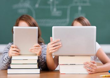 Peste 4300 de elevi din întreaga țară nu au dispozitive electronice și conexiune la internet pentru studii online | VIDEO