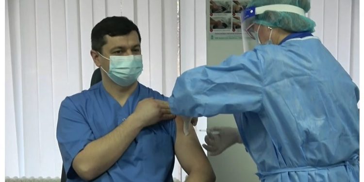 Campania de imunizare bate pasul pe loc: Doar 6 000 de medici au primit prima doză de vaccin anti-COVID din cei 70 000 | VIDEO