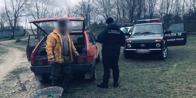 Polițiștii de frontieră au depistat un conațional care a pescuit ilegal circa 40 kg de pește în apele de frontieră | VIDEO