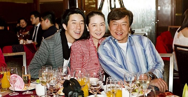 Jackie Chan are o avere de 370 de milioane de dolari dar vrea sa o doneze