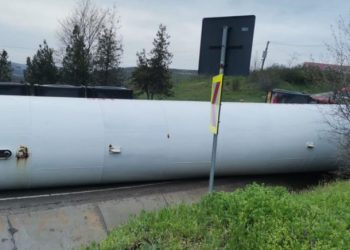 Автоцистерна из Молдовы, перевозившая сжиженный газ, перевернулась в Румынии | VIDEO