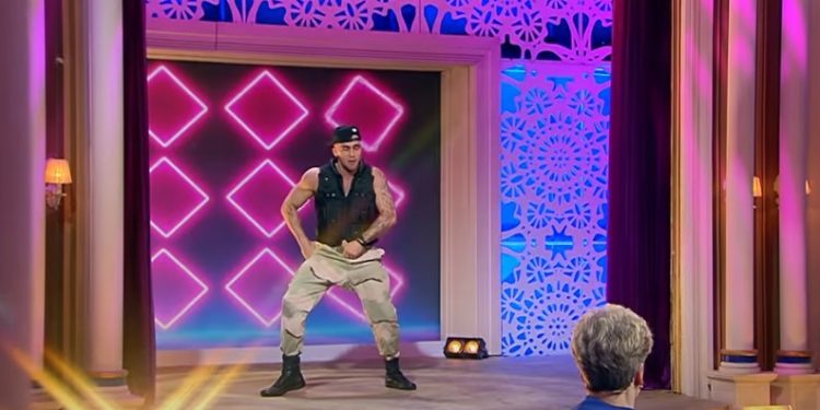 Жених на «Давай поженимся!» попытался показать стриптиз и сломал стол