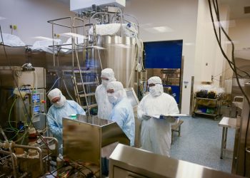 На заводе в США испортили 15 млн доз вакцины от коронавируса