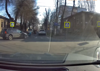 В столице женщину с коляской едва не сбили на пешеходном переходе | VIDEO